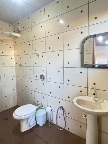 Ένα μπάνιο στο Casa Temporada Votuporanga, com piscina