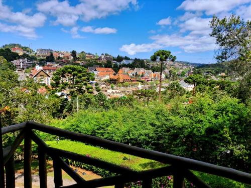 d'un balcon offrant une vue sur la ville. dans l'établissement Pousada Atalaia, à Campos do Jordão