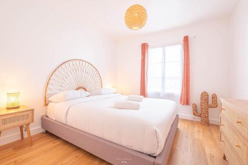 une chambre blanche avec un grand lit et une fenêtre dans l'établissement *Disneyland-Paris* 7 pers, Wifi, Parking, à Magny-le-Hongre