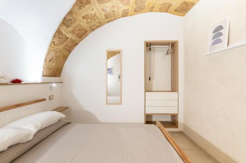 a bedroom with a bed and a bathroom at Sweet Hospitality - Apartments l Ferret24 in Alghero