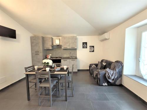 La casa di Ale في إندين جياناو: غرفة معيشة بها طاولة وأريكة