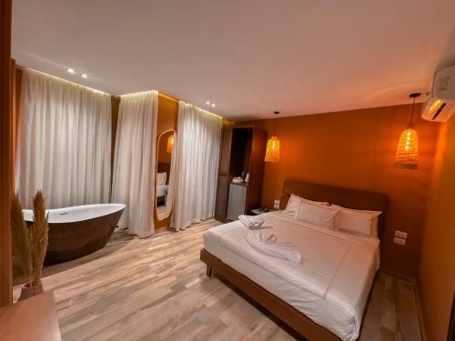 سرير أو أسرّة في غرفة في Almas Pyramids Hotel