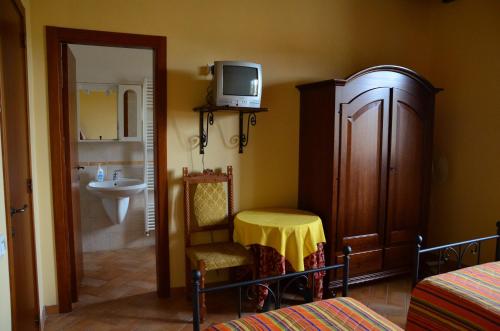 Televízia a/alebo spoločenská miestnosť v ubytovaní B&B Il Casolare