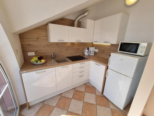 Apartments with parking space Crikvenica - 22516