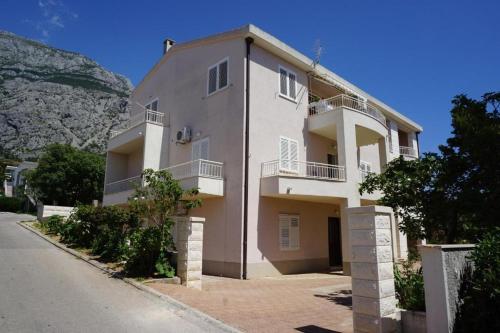 Apartments with a parking space Makarska - 22758