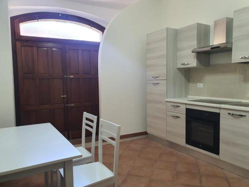 a kitchen with a table and a table and chairs at CASA PEPE - Fondi Vertice Rooms in Fondi