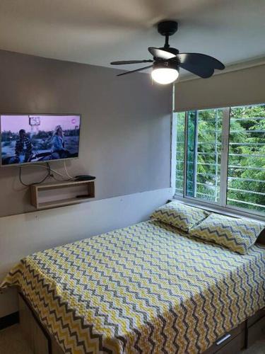 Un dormitorio con una cama y un ventilador de techo. en R.503 Lindo y funcional apartaestudio en el centro, en Panamá