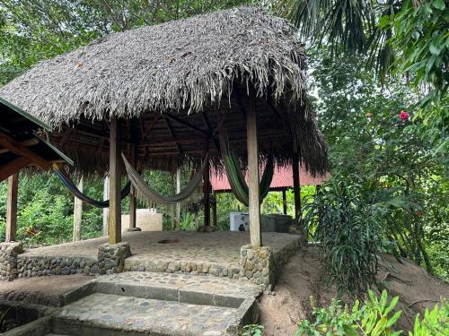 una piccola capanna con tetto di paglia e scale di Cabanas El Toche a Santa Marta