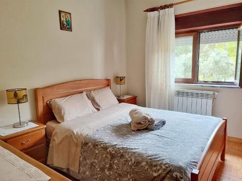 una camera da letto con un letto e un asciugamano sopra di Ecorustics stay - Casa Estêvão a São Pedro do Sul