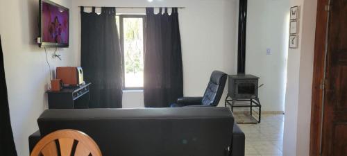 sala de estar con sofá y TV en La infancia en Perito Moreno