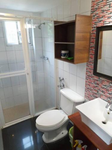 a bathroom with a shower and a toilet and a sink at R.5-5 Lindo estudio, 2 recámaras en zona turística in Panama City