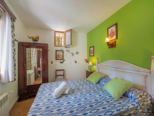 een slaapkamer met een groot bed met groene muren bij Bonavista batle De Bonavista - Villa With Private Pool In Felanitx Free Wifi in Es Carritxo