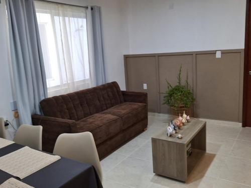 sala de estar con sofá marrón y mesa en Departamento Madero, en Ciudad Madero