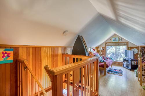 una habitación con una escalera en una casa en The Sea Anemone, en Yachats