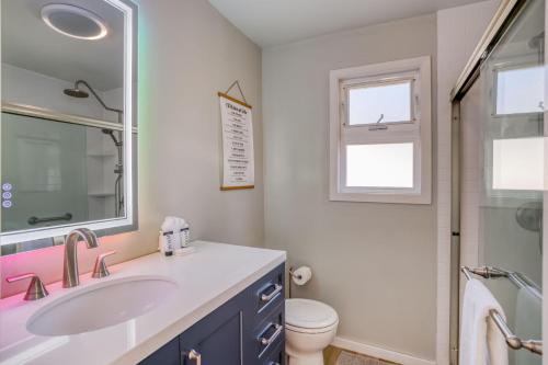 La salle de bains est pourvue d'un lavabo, de toilettes et d'une fenêtre. dans l'établissement Odyssey, à Cannon Beach