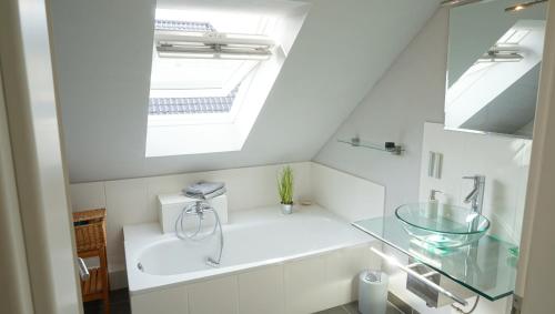 een badkamer met een wastafel en een spiegel bij Fewo Aron in Tönning