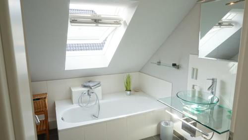 un baño con lavabo y espejo en Fewo Aron, en Tönning