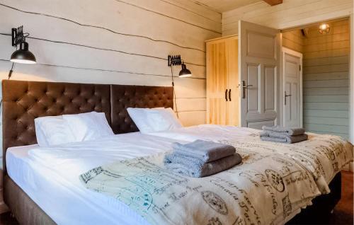 1 dormitorio con 1 cama grande y toallas. en Gorgeous Apartment In Sorkwity With House A Panoramic View en Sorkwity