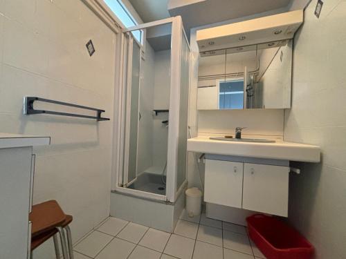 une salle de bain avec un lavabo et un miroir dans l'établissement Appartement 3 pièces face plage avec terrasse et garage - Les Sables d'Olonne - FR-1-197-388, à Les Sables-dʼOlonne