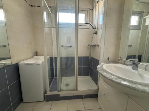 une salle de bain avec une douche, des toilettes et un lavabo dans l'établissement Appartement T2 face à la plage, 4 couchages, avec balcon – Les Sables-d'Olonne - FR-1-197-534, à Les Sables-dʼOlonne