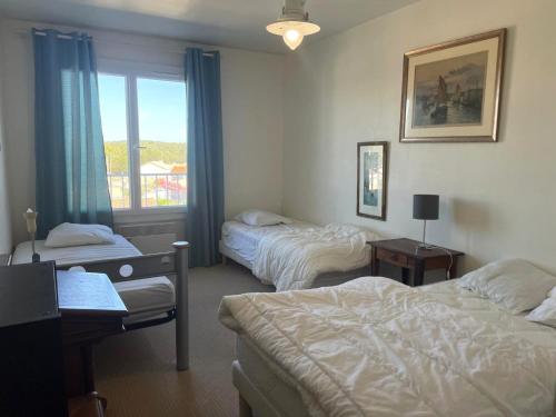 une chambre d'hôtel avec deux lits et une fenêtre dans l'établissement Appartement 2 Chambres Face Mer avec Balcon – 6 Pers, Parking, Animaux Acceptés - FR-1-323-246, à Saint-Jean-de-Monts