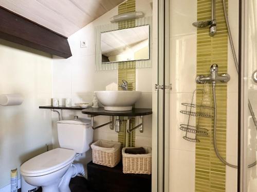 ein Bad mit einem WC und einem Waschbecken in der Unterkunft Maison La Palmyre, 4 pièces, 5 personnes - FR-1-705-29 in La Palmyre