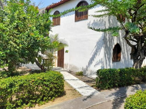 una casa blanca con árboles delante de ella en Casa Villa Pesca, en Monterrico