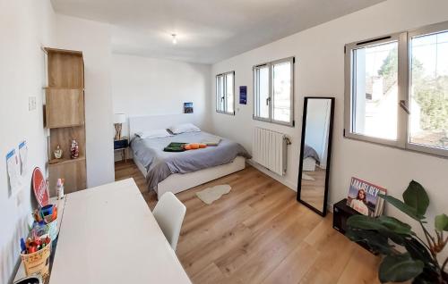 um pequeno quarto com uma cama e um espelho em Stunning Home In Le Bouscat With Kitchen em Le Bouscat