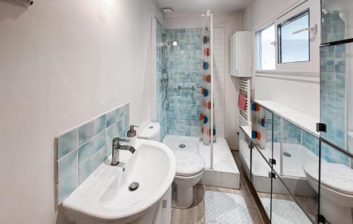 uma casa de banho com um lavatório e um WC em Stunning Home In Le Bouscat With Kitchen em Le Bouscat