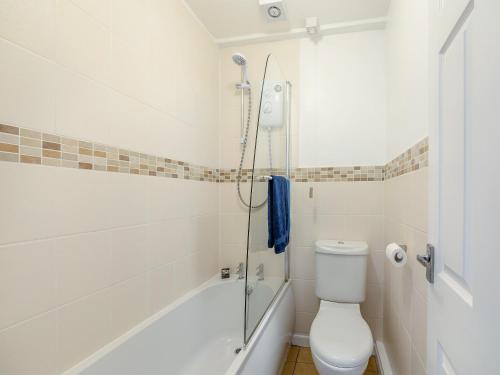 Ash Cottage في كراستر: حمام مع دش ومرحاض
