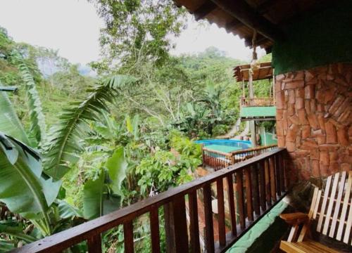 - un balcon d'une maison avec une piscine dans l'établissement Hostal El Santuario, à Minca