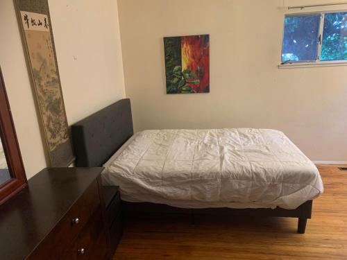 Un pat sau paturi într-o cameră la Home in Santa Cruz
