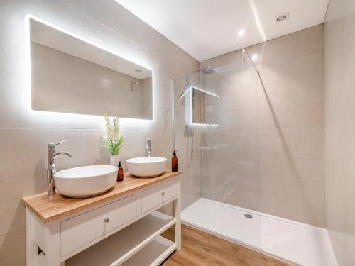 a bathroom with two sinks and a shower at The Cedars Cottage 2 - Uk46778 in Cloughton