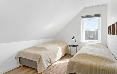En eller flere senge i et værelse på Lovely Home In Thisted With House A Panoramic View