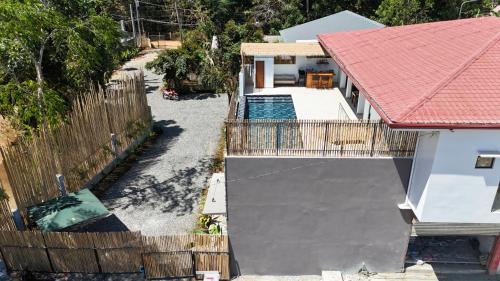 una vista aérea de una casa con piscina en Go Boutique Inn en Puerto Princesa