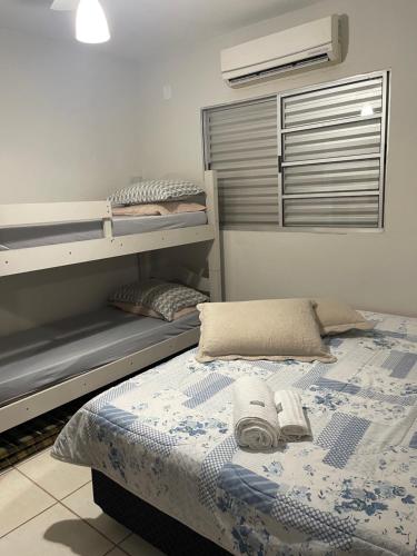 - une chambre avec 2 lits superposés et des serviettes dans l'établissement Casa confortável, Temporada Votuporanga, à Votuporanga