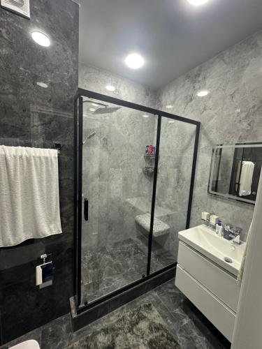 塔什坎的住宿－Luxury studios，带淋浴、卫生间和盥洗盆的浴室