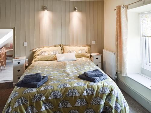 - une chambre avec un lit et 2 oreillers dans l'établissement Treacle Corner - Uk47039, à Bempton