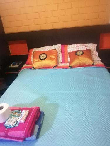 ein Bett mit zwei Kissen und Handtüchern darauf in der Unterkunft MARCAPURA in Nazca