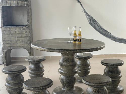 - une table avec 2 bouteilles et 2 verres de vin dans l'établissement Casa confortável, Temporada Votuporanga, à Votuporanga