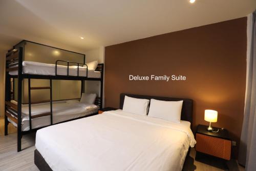 a bedroom with a bed and two bunk beds at Studio F Sukhumvit in Bangkok