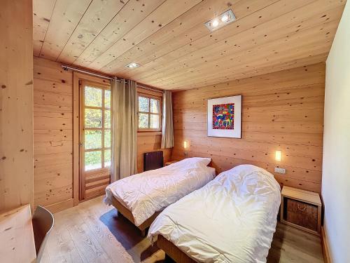 sypialnia z dwoma łóżkami w chacie z bali w obiekcie Superbe chalet au calme avec jardin, garage et Wifi - FR-1-560-130 w mieście Combloux