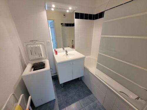 une salle de bain avec un lavabo, un miroir et une baignoire dans l'établissement Magnifique duplex T4 à 150m de la plage avec terrasse ensoleillée - FR-1-674-43, à Berck-sur-Mer