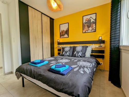 een slaapkamer met een groot bed met gele muren bij Gîte Moyenmoutier, 2 pièces, 4 personnes - FR-1-589-635 in Moyenmoutier