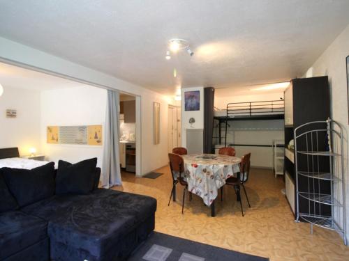 un salon avec un canapé, une table et un lit dans l'établissement Appartement T2 au Mont-Dore, pied des pistes, parking inclus, capacité 4 pers. - FR-1-415-154, à Mont-Dore