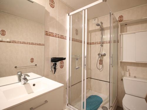 ห้องน้ำของ Appartement Mont-Dore, 2 pièces, 4 personnes - FR-1-415-154