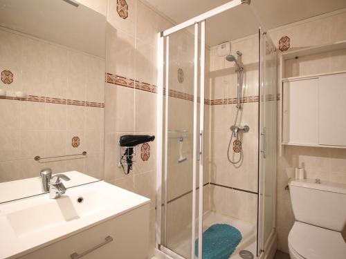 une salle de bain avec une douche, un lavabo et des toilettes dans l'établissement Appartement T2 au Mont-Dore, pied des pistes, parking inclus, capacité 4 pers. - FR-1-415-154, à Mont-Dore
