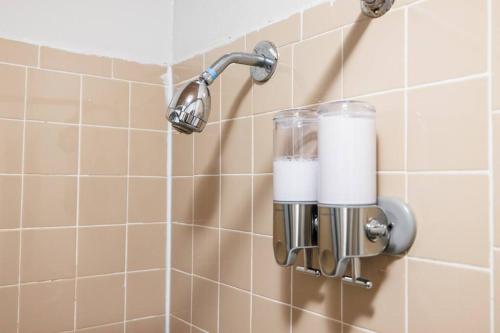 un dispensador de jabón en la pared de un baño alicatado en Park Side Living, Get Cozy, en Nueva York