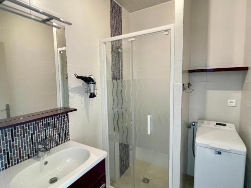 une salle de bain avec douche et lavabo dans l'établissement Maison Cosy Type 2 avec Patio Paisible, Proche Centre et Commerces – 3 Couchages - FR-1-231-322, à Bretignolles-sur-Mer