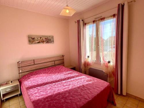 - une chambre avec un lit rose et une fenêtre dans l'établissement Maison Cosy Type 2 avec Patio Paisible, Proche Centre et Commerces – 3 Couchages - FR-1-231-322, à Bretignolles-sur-Mer
